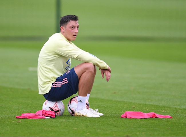 Ozil lại khiến người Arsenal tỏ thái độ khi ủng hộ linh vật