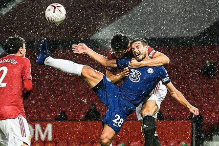 Patrice Evra: Chelsea mất 1 quả 11m trước MU