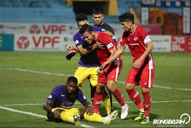 ẢNH: Quế Ngọc Hải cực gắt với ngoại binh CLB Hà Nội vì bị hất tay