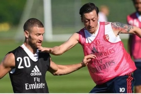 Shkodran Mustafi tiết lộ tình hình của Ozil ở Arsenal