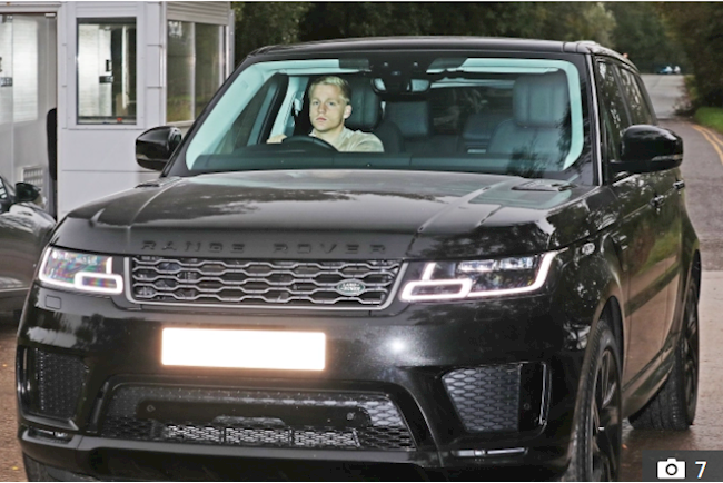 Van de Beek lái siêu xe tới sân tập, Pogba để vợ cầm lái