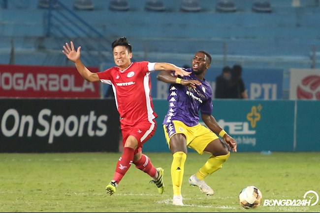 ẢNH: Quang Hải thất vọng, bật cười vì Bùi Tiến Dũng không nhận thẻ vàng thứ 2