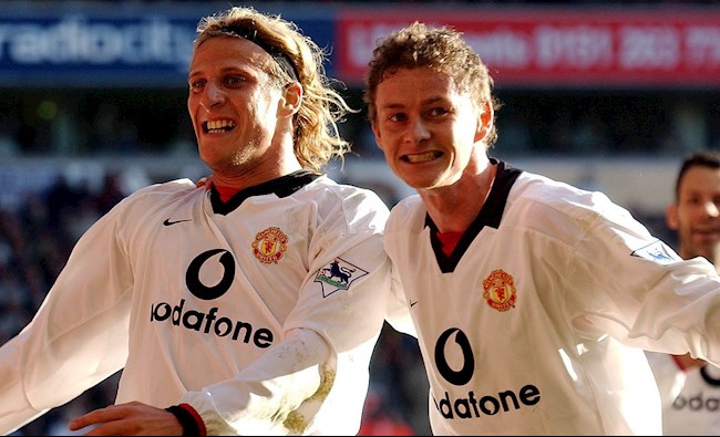 Trước Cavani, các ngôi sao Nam Mỹ đã chơi như thế nào tại MU?