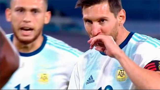 Lucas Ocampos tranh quyen da 11m voi Messi