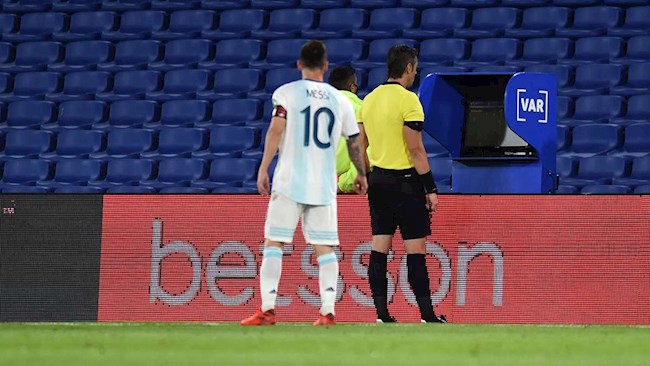 Lionel Scaloni vạch ra vấn đề của VAR sau khi Messi bị khước từ hình ảnh