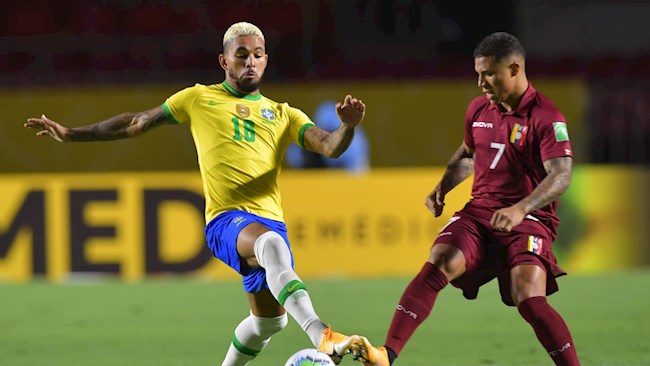 Douglas Luiz (vang) - Chu nhan mot trong hai ban thang bi tu choi cua Brazil trong hiep 1