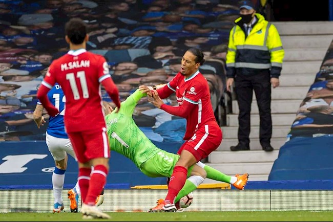 Pickford là nguyên nhân khiến Van Dijk sa sút