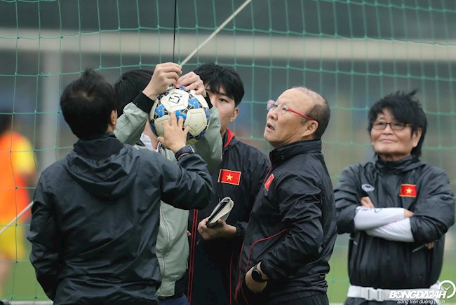 ẢNH: HLV Park Hang Seo giấu bài tập lạ trong buổi tập đầu của U22 Việt Nam