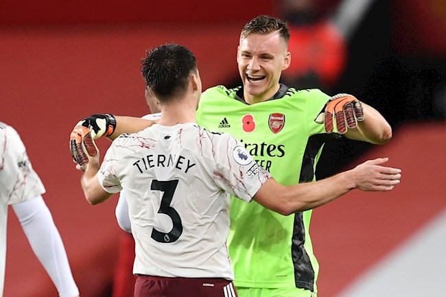 Pha bóng khôi hài của Leno giúp Arsenal giành trọn 3 điểm