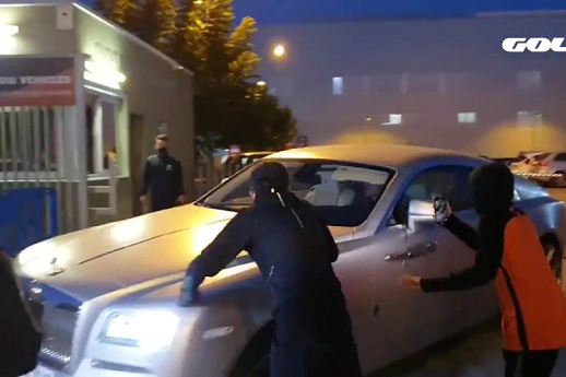 NHM chặn xe của Griezmann đòi công bằng cho Messi