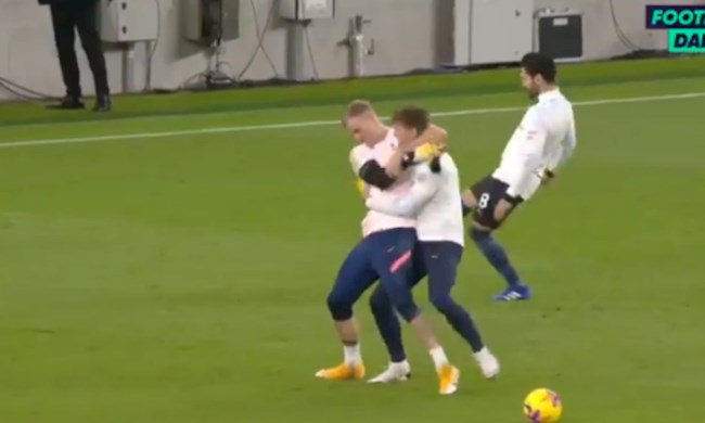 Sao Tottenham và Man City chơi đấu vật trong giờ nghỉ giữa hiệp