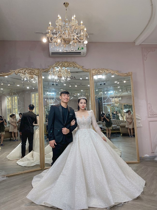 Cận cảnh chiếc váy cưới lấp lánh của vợ Bùi Tiến Dũng mặc trong hôn lễ ở Hà  Nội  Tin tức Online