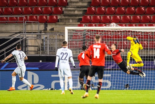 Giroud ghi ban quyet dinh giup Chelsea danh bai Rennes 2-1