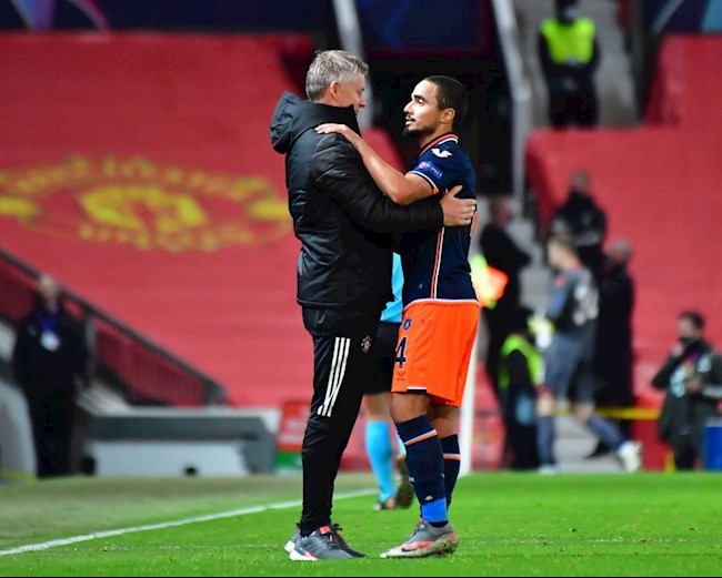 Rafael ôm chầm lấy HLV Solskjaer sau trận thua MU