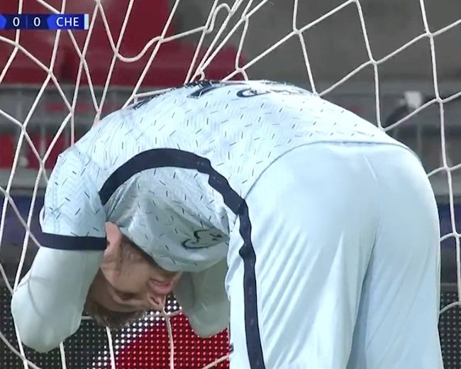 Timo Werner sút lên trời ở cự ly 5 met