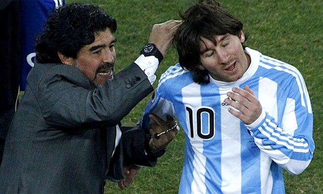 Maradona chia vui voi Messi sau khi hoc tro ghi ban tai World Cup 2010. Anh: Reuters