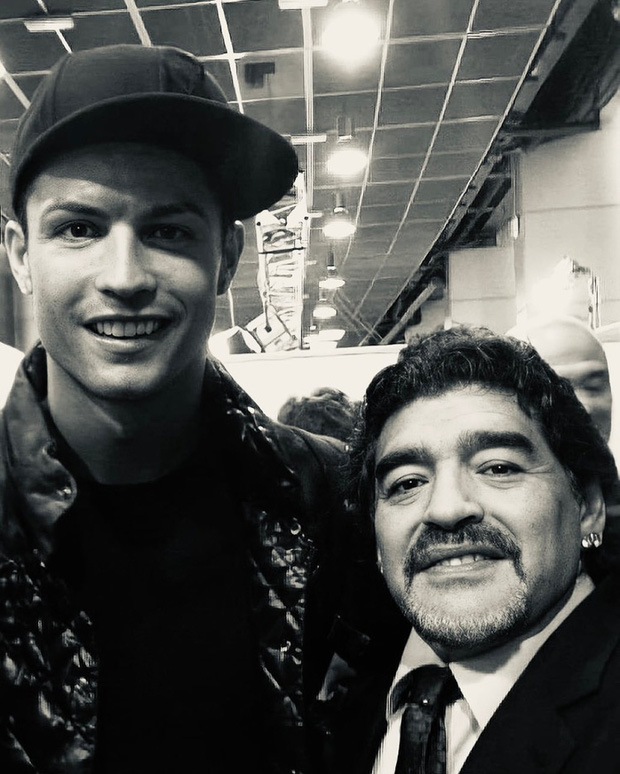 Buc anh chup chung voi Maradona cua Ronaldo