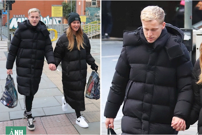 Van de Beek và bạn gái diện áo đôi, sắm quà Giáng sinh sớm