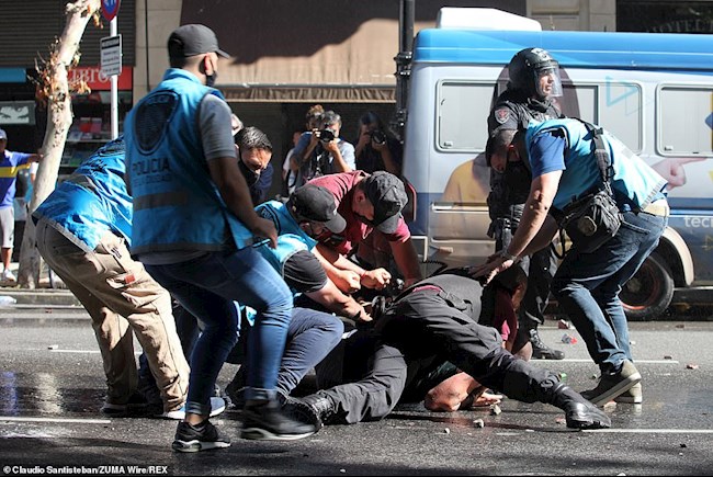 Bạo loạn giữa CĐV và cảnh sát trong đám tang Maradona hình ảnh