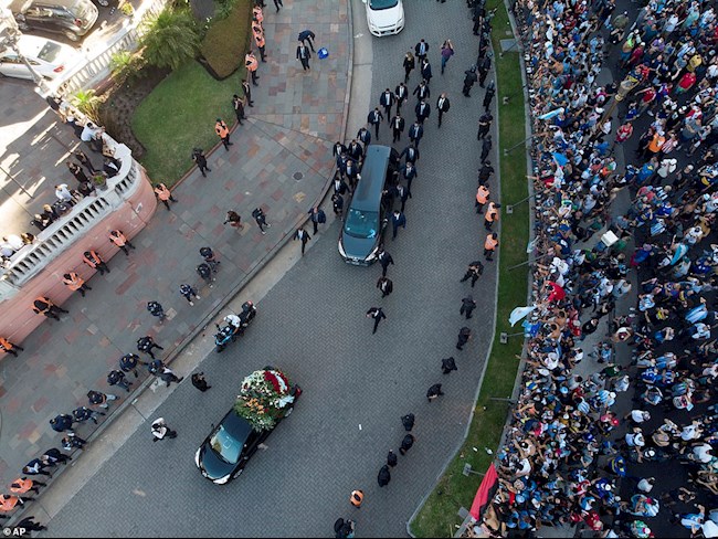 Bạo loạn giữa CĐV và cảnh sát trong đám tang Maradona hình ảnh