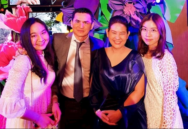 Kiatisuk hát Hãy về đây bên anh trong tiệc chia tay chất như người Việt