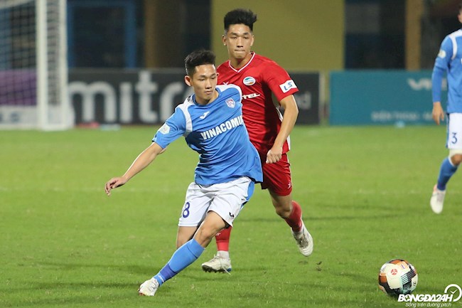 HLV Phạm Minh Đức chế giễu TP.HCM: Hơi một tí nằm sân thì không vô địch được đâu!