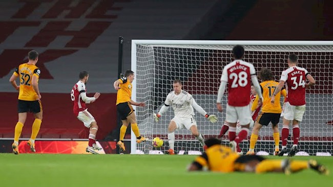 Arsenal thua Wolves 1-2