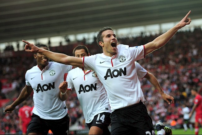 Van Persie mừng rỡ khi chứng kiến Cavani toả sáng