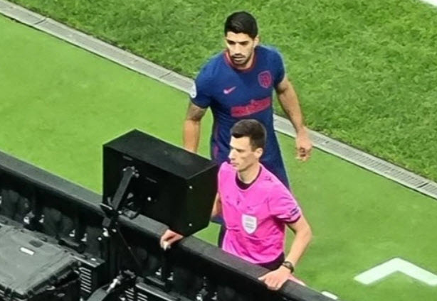 Nhìn trộm VAR, Luis Suarez nhận cái kết đắng