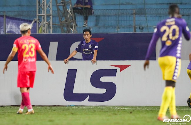 ẢNH: Văn Quyết hành động đầy thú vị khi hóng diễn biến giữa khe hở biển quảng cáo