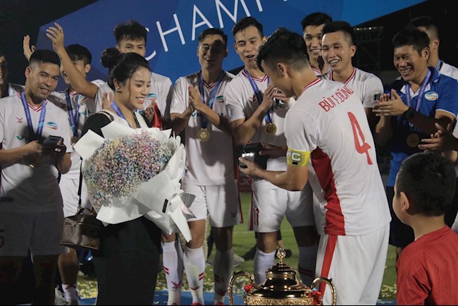 Bùi Tiến Dũng cầu hôn vợ chưa cưới sau khi vô địch V.League