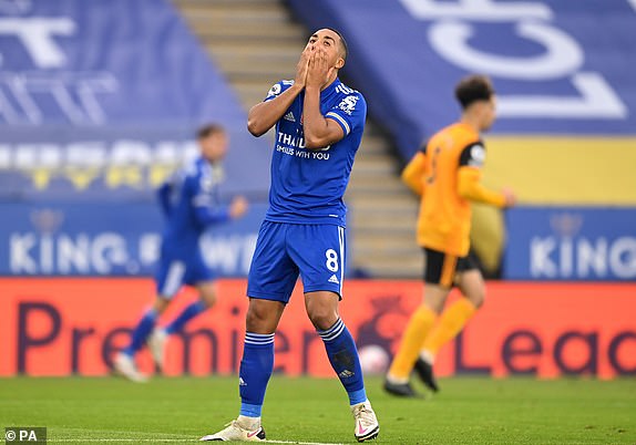 Tien ve Tielemans (Leicester) nuoi tiec sau khi bo lo mot co hoi ngon an