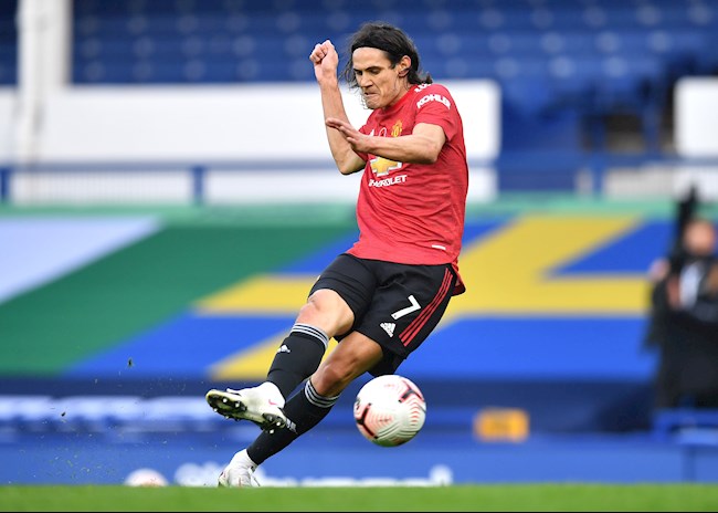 Ghi bàn đầu tiên cho MU, Cavani lên núi ăn mừng
