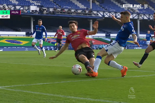 Harry Maguire thoát thẻ đỏ sau pha vào bóng thô bạo?