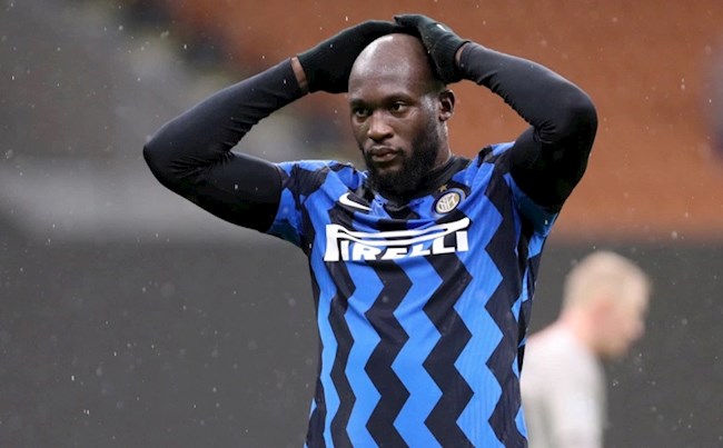 Bật cười với tình huống đi vào lòng đất khiến Inter bị loại của Lukaku