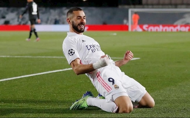 Karim Benzema ngồi chung mâm với Ronaldo và Messi sau cú đúp trước Gladbach