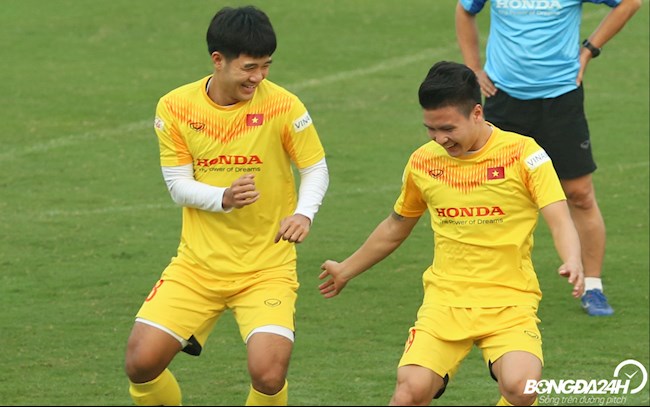 ẢNH: Quang Hải thoải mái tươi hết cỡ khi tập cùng người bạn thân Đức Chinh