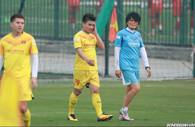 ẢNH: Cùng tập riêng với Công Phượng, Quang Hải bỏ dở bài tập vì bị đau