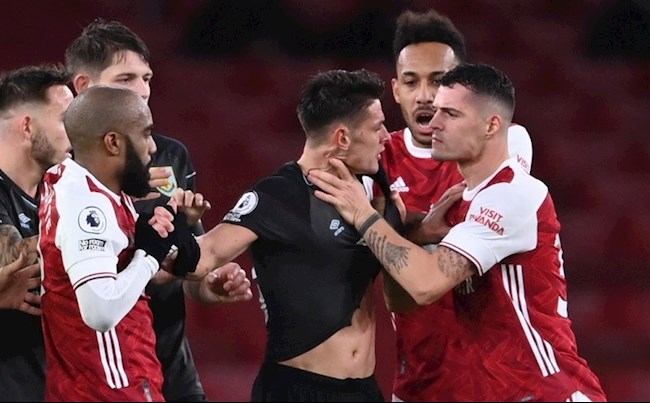 Cựu tiền vệ Arsenal tuyên bố sốc: Bán Xhaka đi rồi ký hợp đồng với tôi