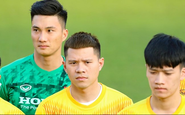 Tân binh ĐT Việt Nam tiết lộ điều khó khăn nhất ở sơ đồ 3 trung vệ