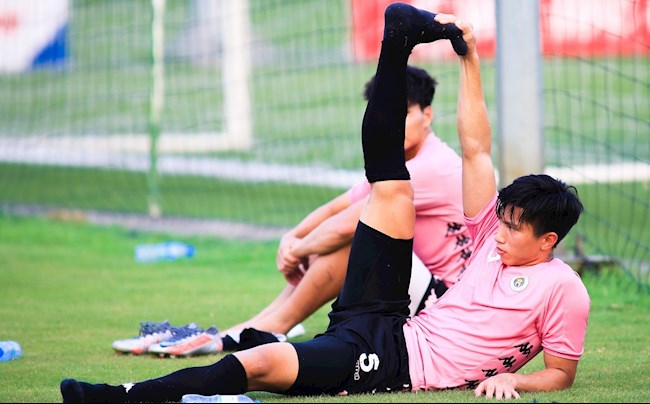 Văn Hậu chưa hẹn ngày tái xuất sân cỏ sau chấn thương đầu gối