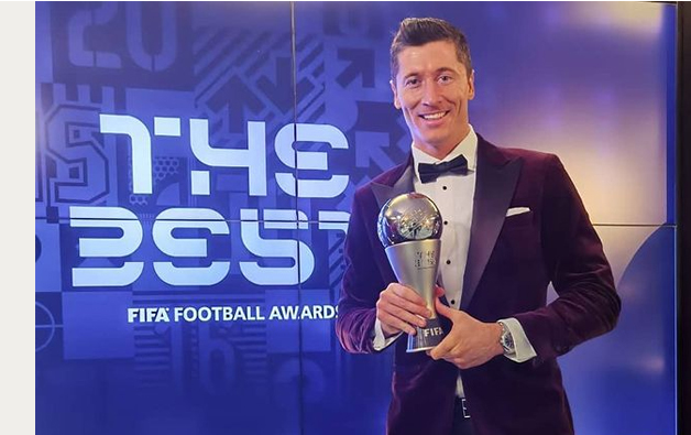 Giã từ năm 2020, Lewandowski lại khoe khoang danh hiệu theo phong cách giường chiếu