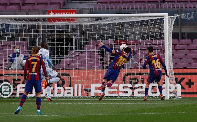 Xé lưới Valencia, Messi cân bằng kỉ lục của Pele hình ảnh