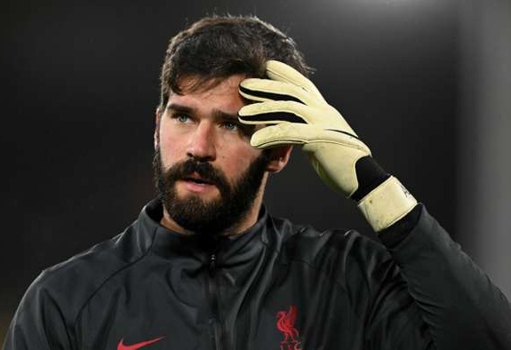 Thủ môn Alisson không thể về Brazil chịu tang bố hình ảnh