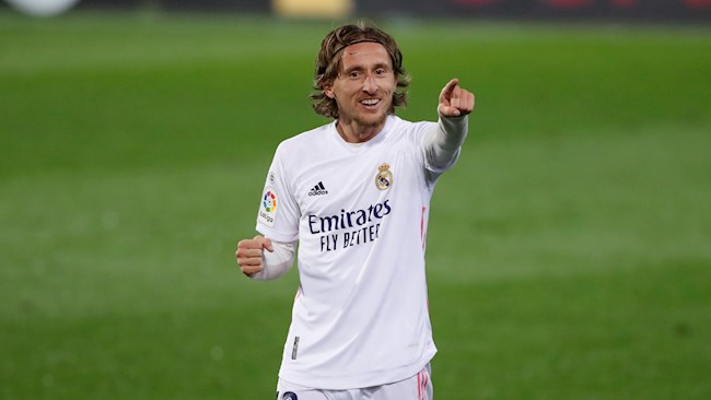 Modric ghi ban nhan doi cach biet