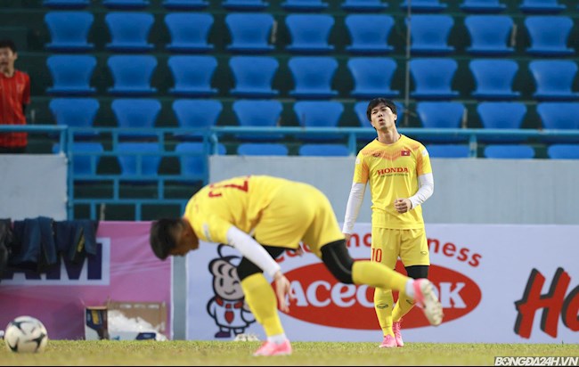 ẢNH: Biểu cảm khó đỡ của Công Phượng khi đồng đội... đỡ hụt đường chuyền