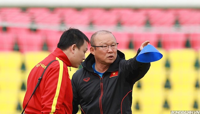 HLV Park Hang Seo đề nghị chỉnh lại mặt sân trong buổi tập của U22 Việt Nam