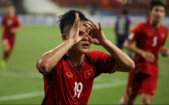 Ngày này năm xưa: Quang Hải chính thức được ngồi chung mâm với Công Vinh, Văn Quyến