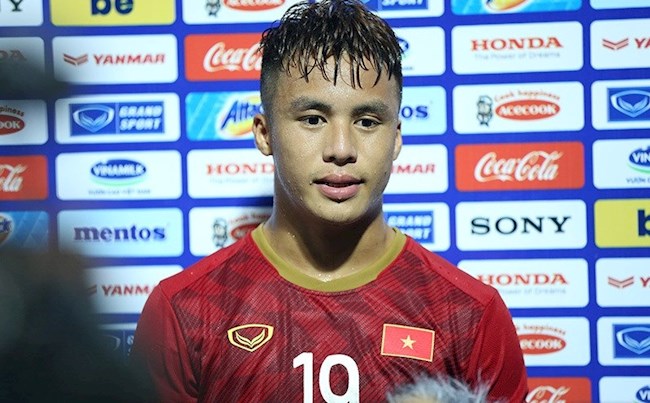 Tân binh ĐT Việt Nam vui mừng khi được thầy Park trao cơ hội