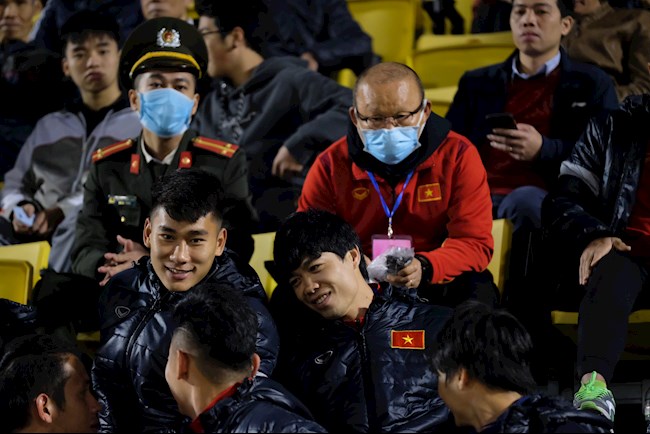 Ngồi khán đài không chỉ đạo, HLV Park Hang Seo phát kẹo cho học trò